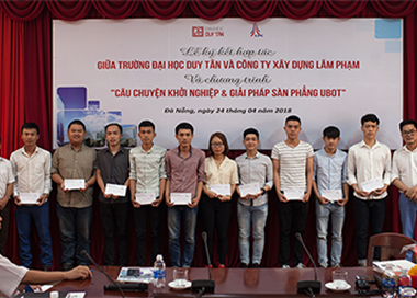 Sinh viên Duy Tân nhận học bổng của Công ty TNHH Xây dựng Lâm Phạm