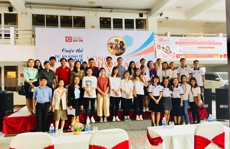 Cựu sinh viên ủng hộ kinh phí vào quỹ hoạt động của Hội