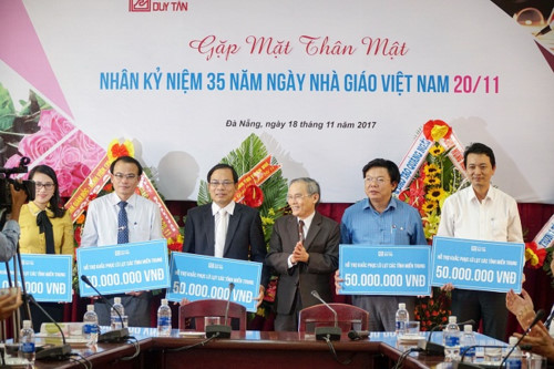 Trường ĐH Duy Tân trao kinh phí hỗ trợ cho 8 Sở GD&ĐT bị ảnh hưởng bão số 12
