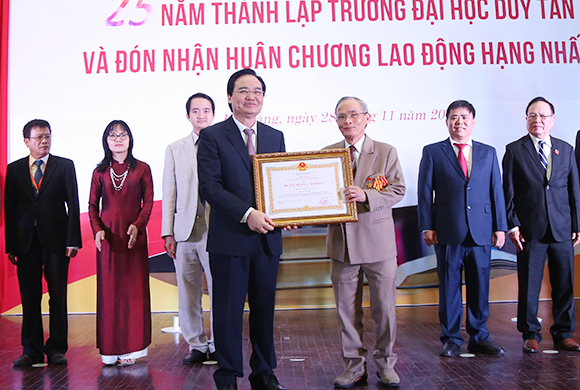 Trường Đại học Duy Tân đón nhận Huân chương Lao động hạng Nhất