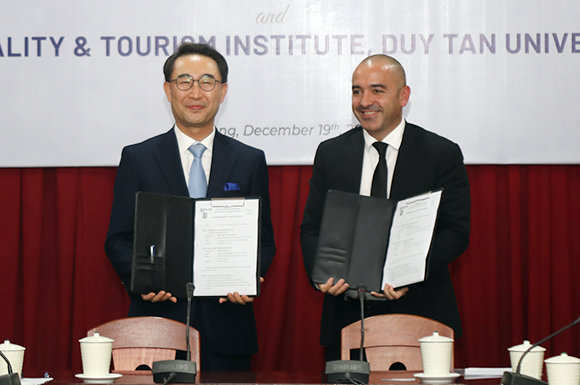 Viện Đào Tạo & Nghiên Cứu Du Lịch Đại học Duy Tân ký kết hợp tác với Khu nghỉ dưỡng phức hợp Hoiana