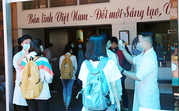 Sinh viên Duy Tân thực hiện phòng chống dịch Covid-19 khi trở lại trường