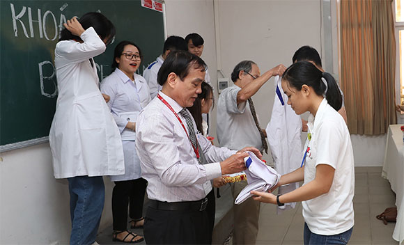 Lễ khoác áo Blouse trắng cho sinh viên khoa Y