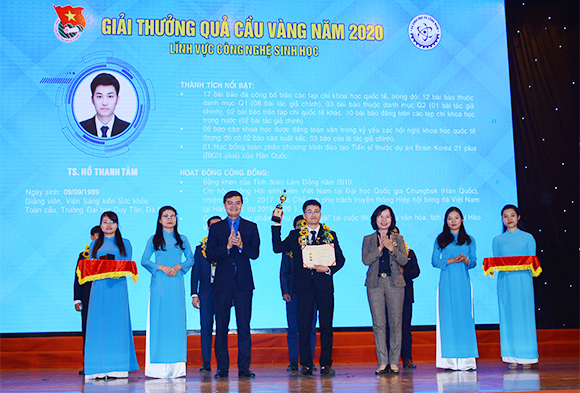 Nhà khoa học Đại học Duy Tân nhận giải 'Quả cầu vàng 2020
