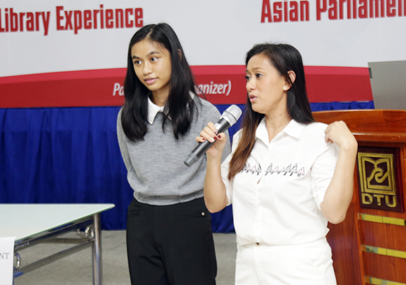 Cuộc thi Tranh luận tiếng Anh dành cho Sinh viên của Đại học Duy Tân