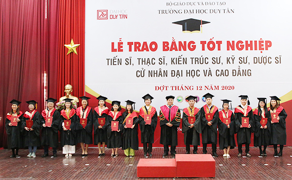 Đại học Duy Tân Tổ chức Lễ trao bằng Tốt nghiệp Tiến sĩ, Thạc sĩ, Kiến trúc sư, Dược sĩ và Cử nhân đợt tháng 12/2020