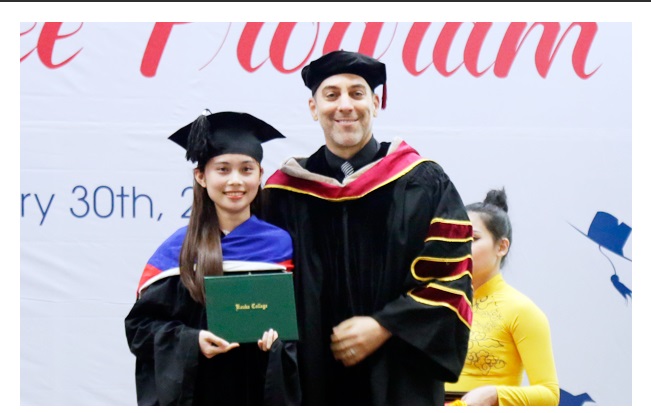 Sinh viên nhận bằng tốt nghiệp của Đại học Mỹ ngay tại Việt Nam